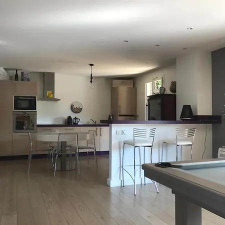 Avec Piscine Privée Entre Mer, Lac, Montagne Et Espagne *