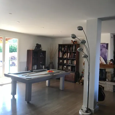 Avec Piscine Privée Entre Mer, Lac, Montagne Et Espagne Villa