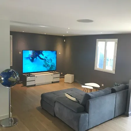 Avec Piscine Privée Entre Mer, Lac, Montagne Et Espagne